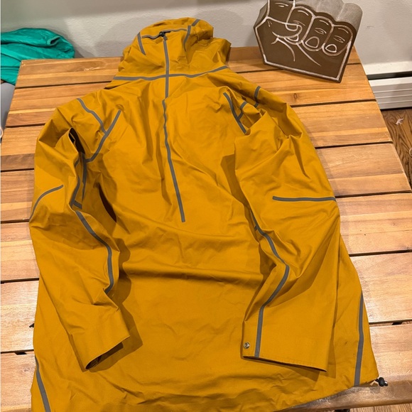 lululemon athletica Men's Golden Yellow Raincoat - Picture 7 of 8